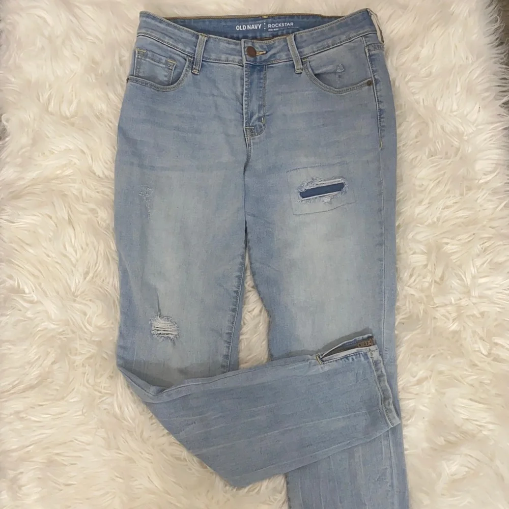 OLD NAVY ROCKSTAR MID-RISE DISTRESSED JEANS - Picture 2 of 8